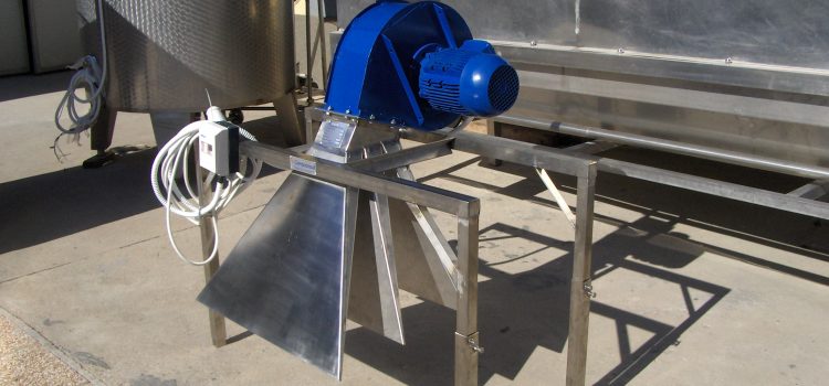 Uređaj za odstranjivanje kapi vode sa vazdušnim noževima